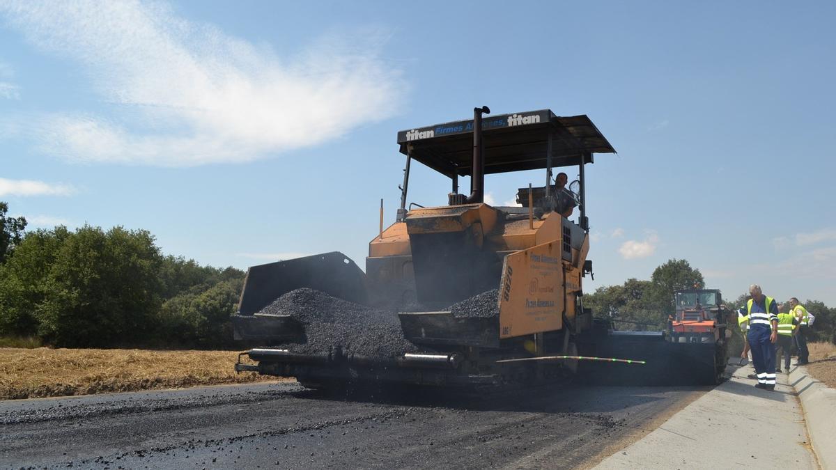 Asfaltado de una carretera alavesa