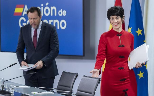 El ministro de Transportes y Movilidad Sostenible, Óscar Puente, y la ministra de Seguridad Social, Inclusión y Migraciones y nueva portavoz del Gobierno, Elma Saiz, durante una rueda de prensa posterior al Consejo de Ministros, en el Palacio de