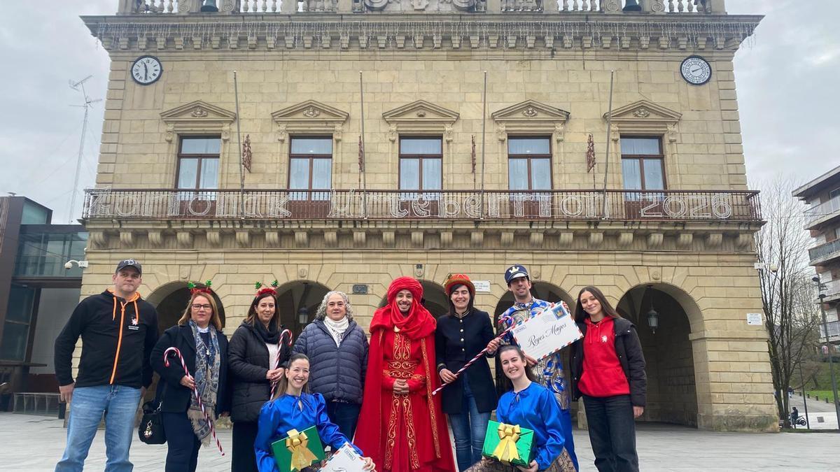 La delegada de Cultura junto a representantes de las asociaciones que participarán en la cabalgata.