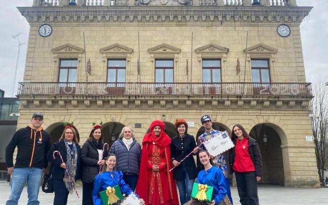 La delegada de Cultura junto a representantes de las asociaciones que participarán en la cabalgata.