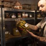 Edorta Lamo en la cocina de su restaurante 'Arrea!' en Campezo / Alex Larretxi