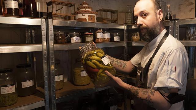 Edorta Lamo en la cocina de su restaurante 'Arrea!' en Campezo / Alex Larretxi
