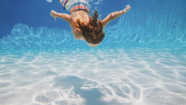 Un menor se sumerge en el agua