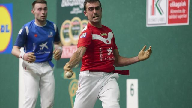 En imágenes: Asier Agirre supera a Iker Salaberria en el Manomanista Serie B.