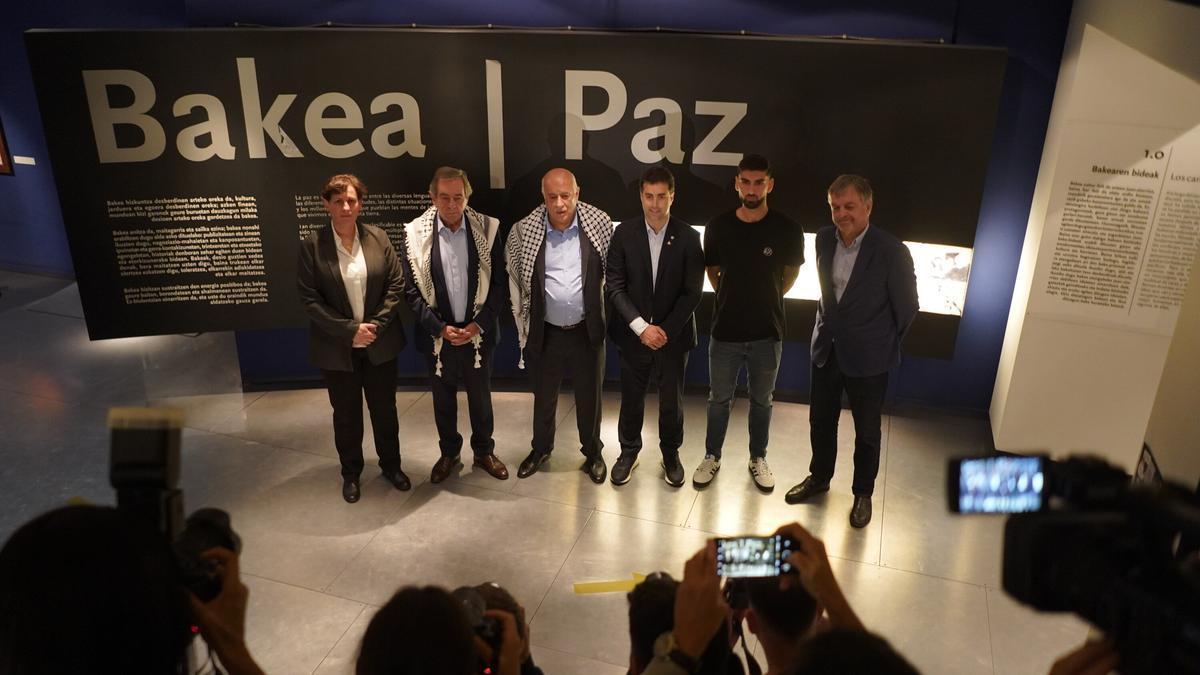Imagen de la presentación del amistoso entre la Euskal Selekzioa y Palestina tomada en el Museo de la Paz de Gernika.