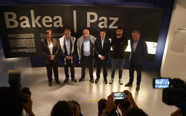 Imagen de la presentación del amistoso entre la Euskal Selekzioa y Palestina tomada en el Museo de la Paz de Gernika.