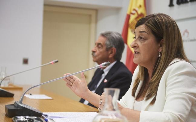 María José Sáenz de Buruaga junto a Miguel Ángel Revilla durante la firma del pacto.