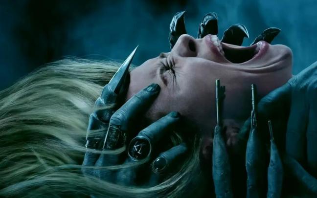 Una presencia de El Más Allá persigue a Gemma después de que sus poderes permitan a los demonios cruzar al mundo real.