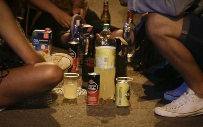Unos jóvenes practican botellón.