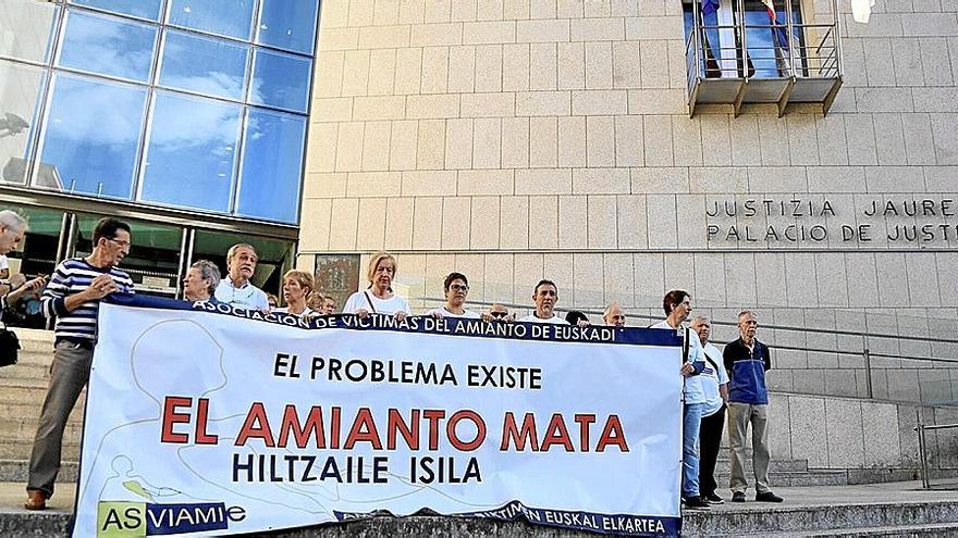 Concentración de la Asociación de Víctimas del Amianto de Euskadi en Donostia.