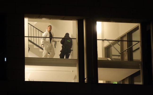 Policías investigan en la escena de la agresión.