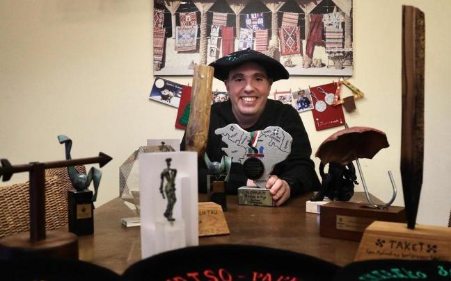 Iñigo Legorburuk trebezia handia du idazten eta sari asko lortu ditu azken urtetan