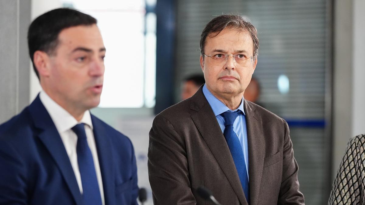 Imanol Pradales, junto con el Consejero de Salud, Alberto Martínez, en el ambulatorio de San Martín.