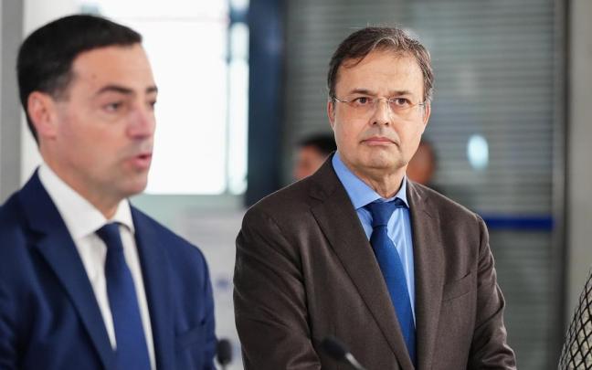 Imanol Pradales, junto con el Consejero de Salud, Alberto Martínez, en el ambulatorio de San Martín.