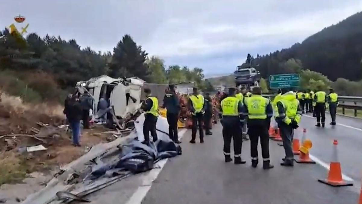 Los agentes junto al camión volcado.