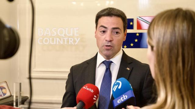 El lehendakari Pradales, en Bruselas atendiendo a los medios de comunicación.