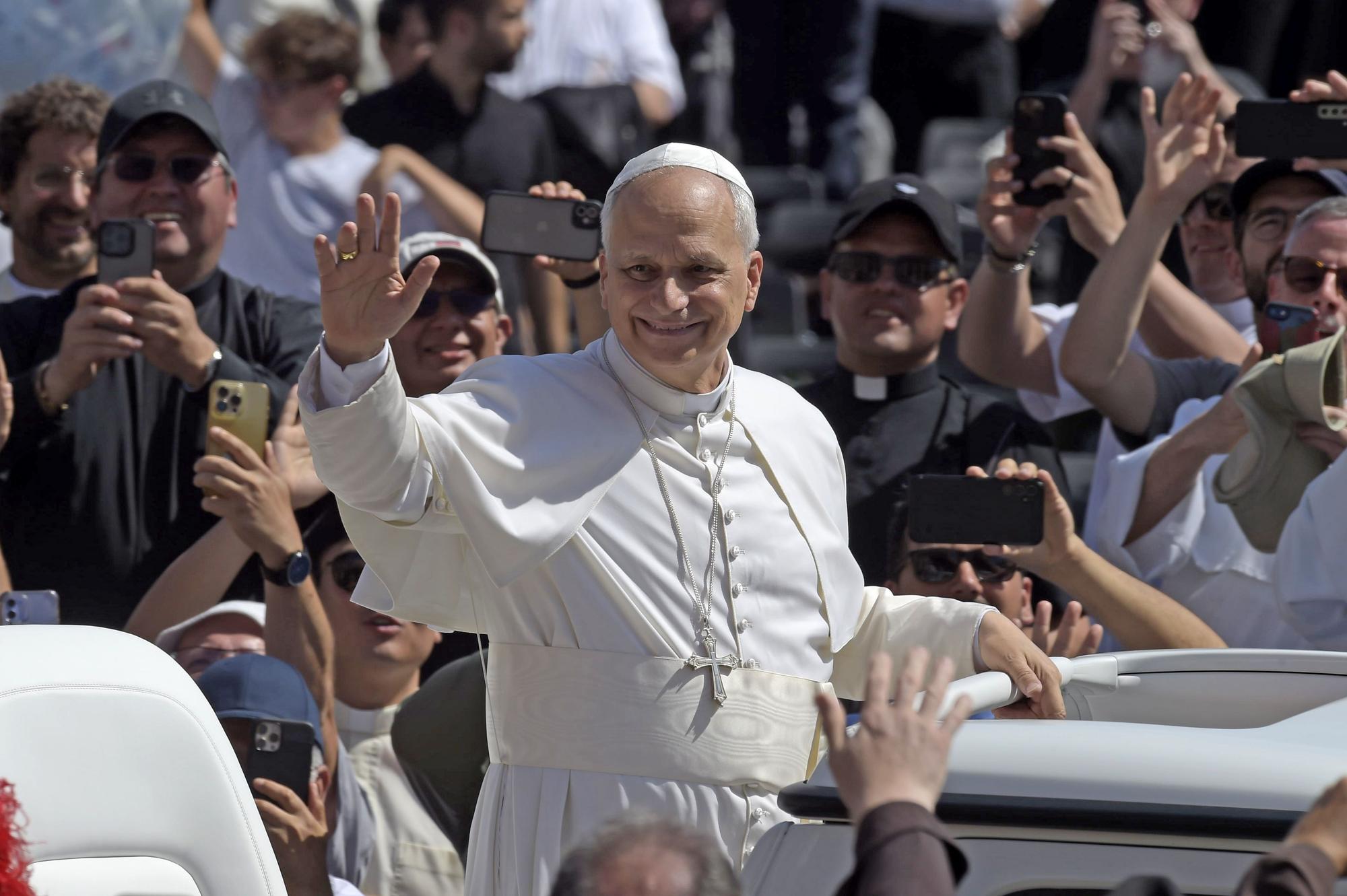 León XIV saluda sonriente a los fieles