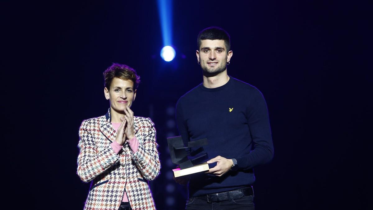 Asier Martínez recibe el premio de la mano de María Chivite.