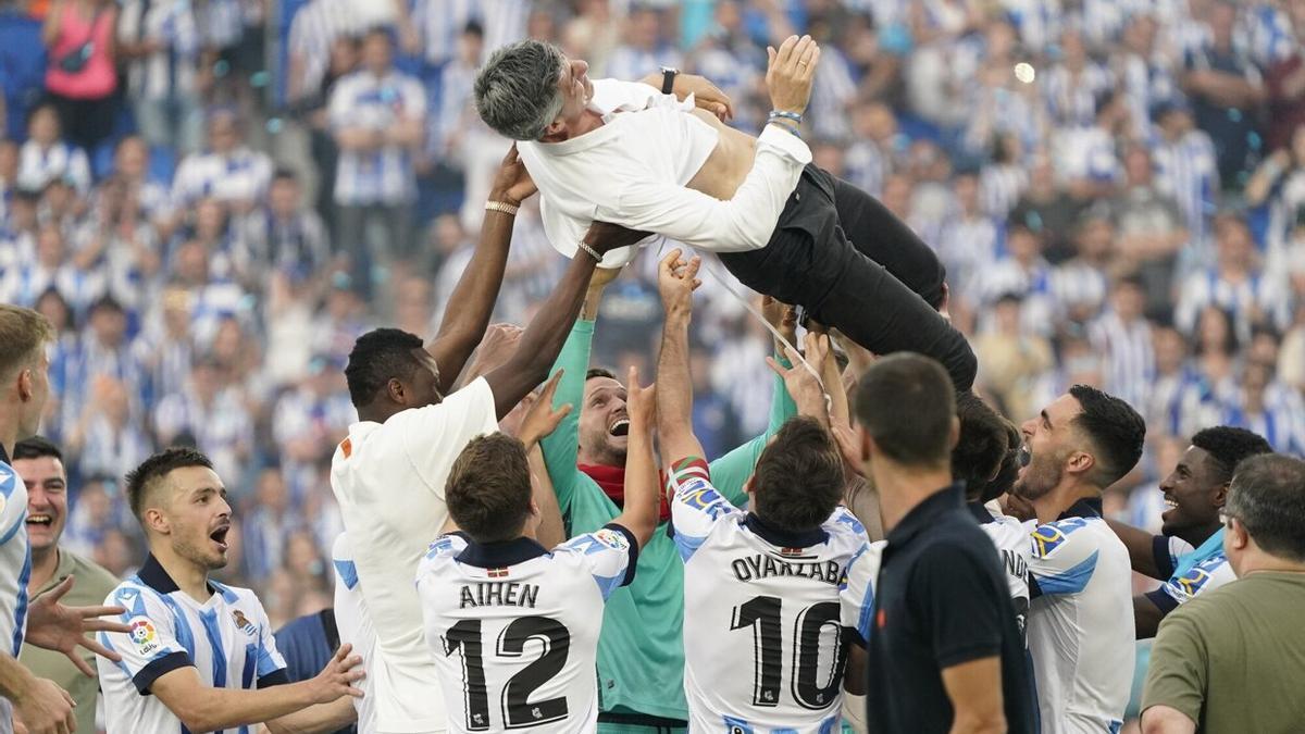 Imanol Alguacil es manteado por sus futbolistas tras el último partido de Liga. / RUBEN PLAZA