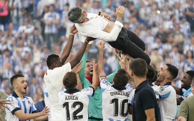 Imanol Alguacil es manteado por sus futbolistas tras el último partido de Liga. / RUBEN PLAZA