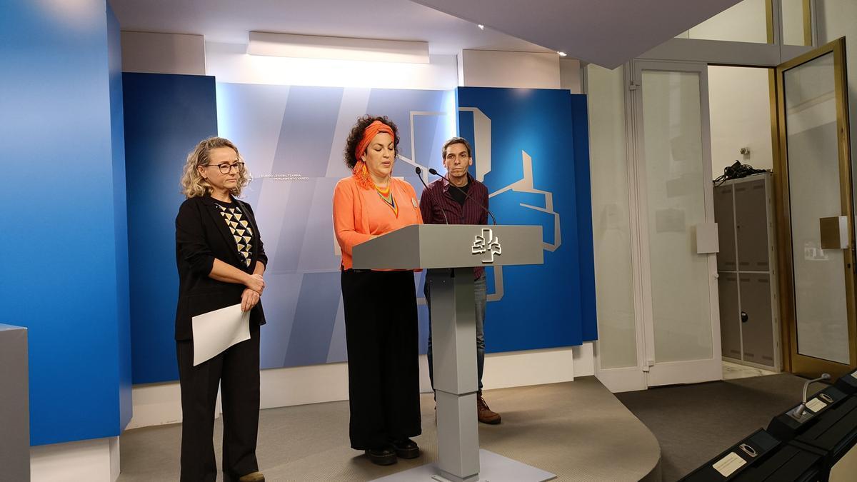 Las parlamentarias Patricia Campelo (PSE-EE), Amancay Amets Villalba (EH Bildu) y Jon Hernández (Sumar) leyeron una declaración conjunta en el Parlamento.