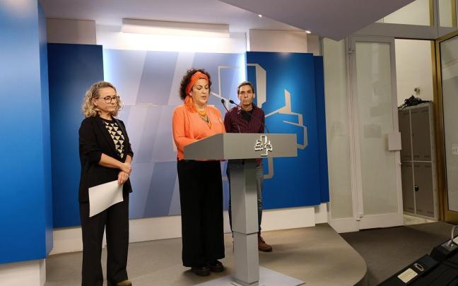 Las parlamentarias Patricia Campelo (PSE-EE), Amancay Amets Villalba (EH Bildu) y Jon Hernández (Sumar) leyeron una declaración conjunta en el Parlamento.