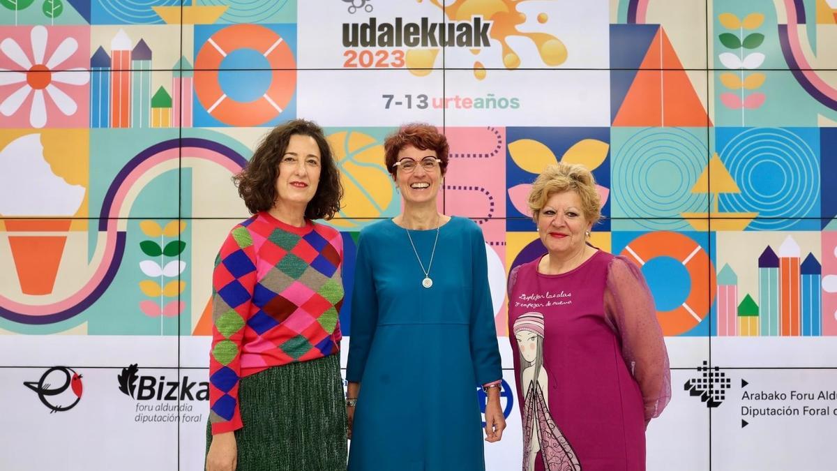 Las diputadas forales Lorea Bilbao, Maria José Telleria y Ana del Val, en la presentación de la campaña Udalekuak 2023
