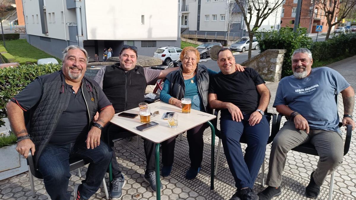 Rosario Pintado, con sus cuatro hijos, en la terraza del bar.