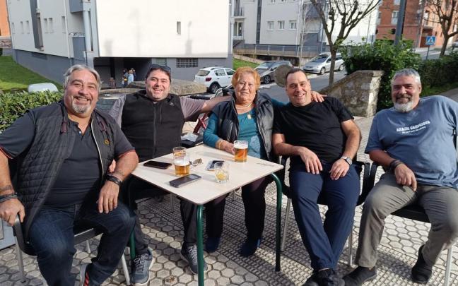 Rosario Pintado, con sus cuatro hijos, en la terraza del bar.