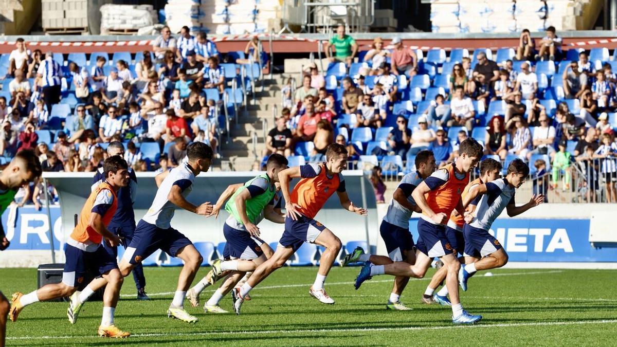 Los jugadores de la Real, durante el entrenamiento de este pasado jueves en Zubieta. / JAVIER COLMENERO