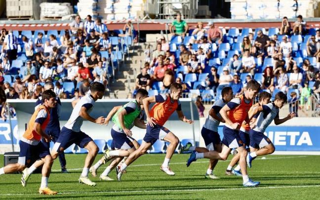 Los jugadores de la Real, durante el entrenamiento de este pasado jueves en Zubieta. / JAVIER COLMENERO