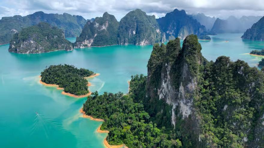 Vista aérea de la naturaleza que crece en el Lago Cheow Lan.