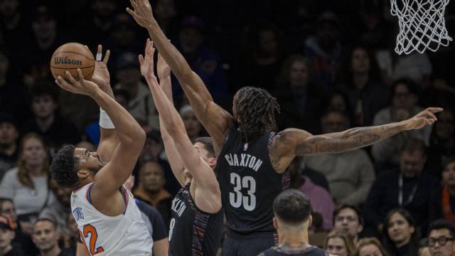 Karl-Anthony Towns trata de anotar para los New York Knicks.