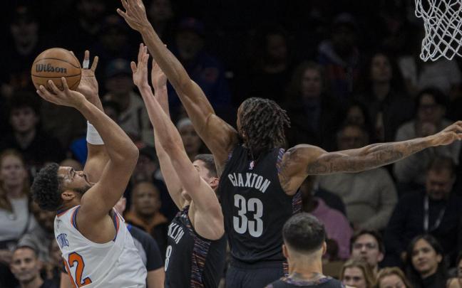 Karl-Anthony Towns trata de anotar para los New York Knicks.