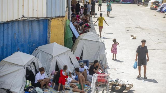 En imágenes: Situación migratoria en las naves del Tarajal