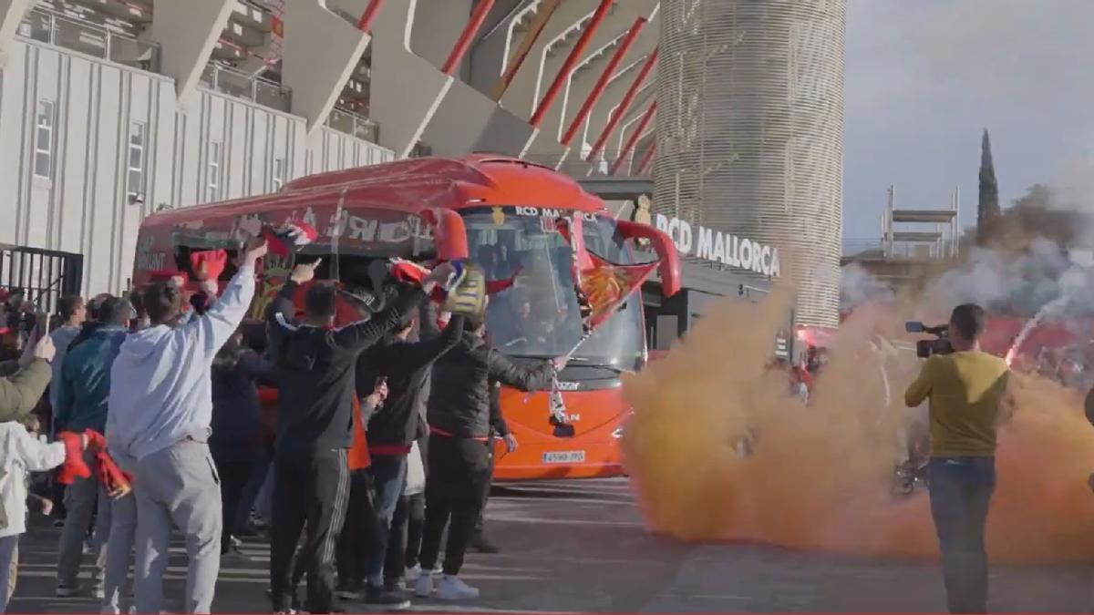 Captura de pantalla correspondiente a la despedida al autocar del Mallorca, rumbo al aeropuerto de Palma, este lunes en Son Moix. / RCD MALLORCA