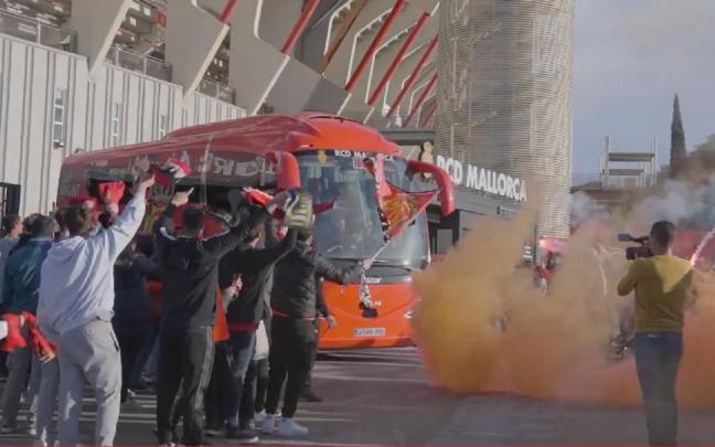 Captura de pantalla correspondiente a la despedida al autocar del Mallorca, rumbo al aeropuerto de Palma, este lunes en Son Moix. / RCD MALLORCA