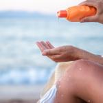 Una persona utilizando crema solar. FREEPIK