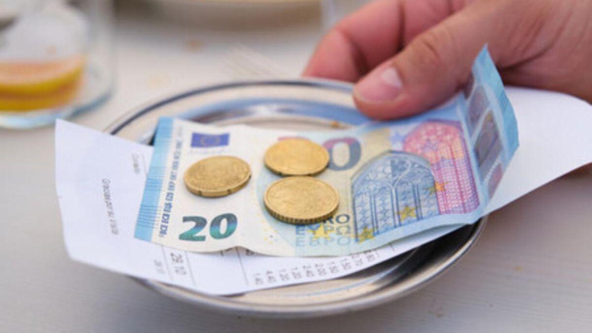 Una cuenta de un restaurante con sus cambios