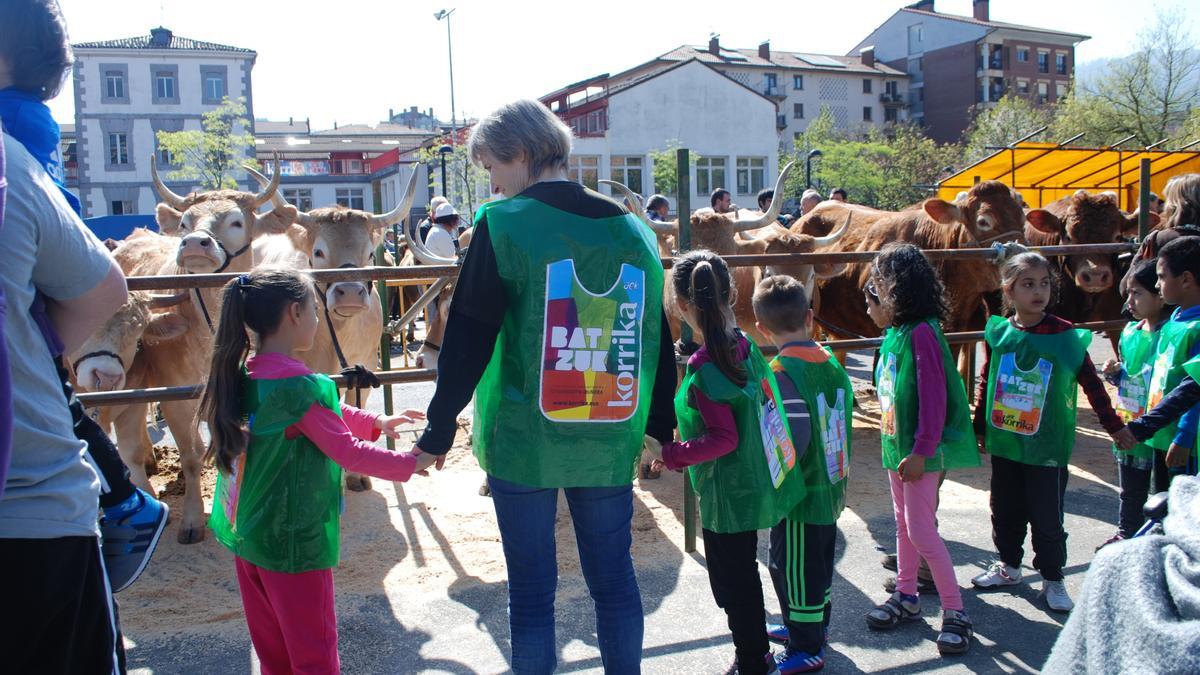 Escolares disfrutan del ganado de la feria de Viernes de Dolores en Llodio