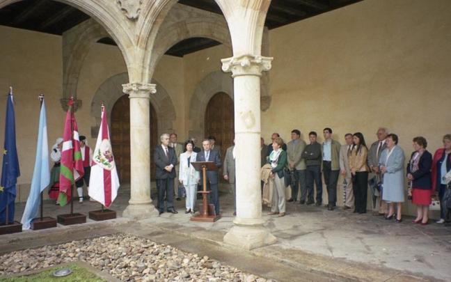 El acto de hermanamiento, con las autoridades al frente, en la universidad Sancti Spiritus. / Hermanamiento José C.Paz/José Antonio Urteaga. El acto de hermanamiento, con las autoridades al frente, en la universidad Sancti Spiritus.