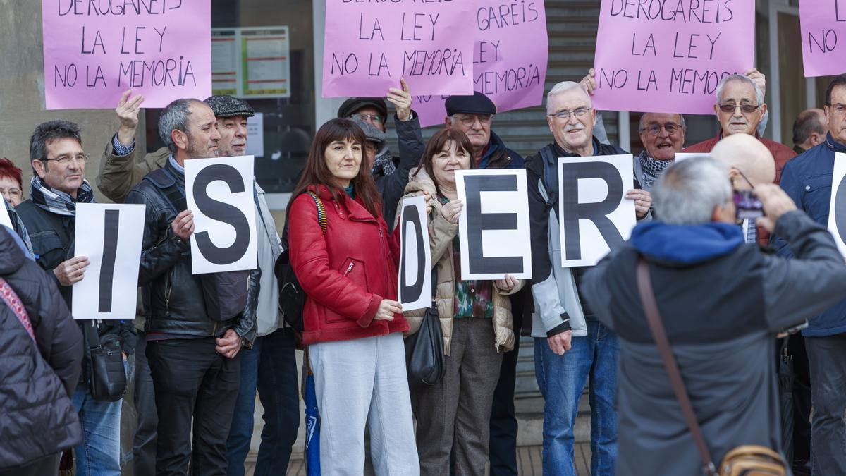 Personas congregadas frente al parlamento aragonés para protestar por la derogación de la ley de memoria histórica.