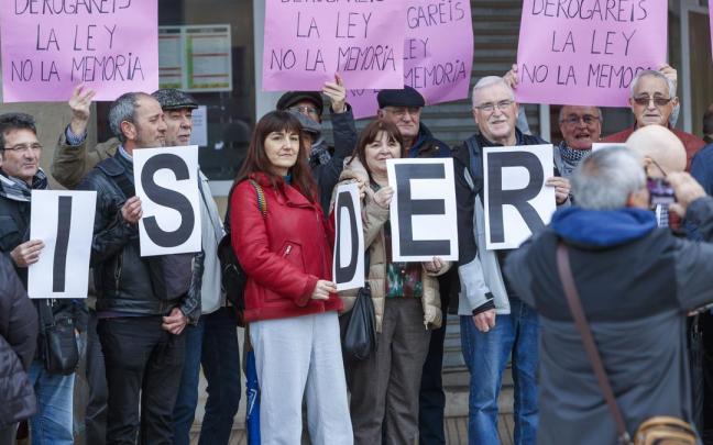 Personas congregadas frente al parlamento aragonés para protestar por la derogación de la ley de memoria histórica. / EFE Personas congregadas frente al parlamento aragonés para protestar por la derogación de la ley de memoria histórica.