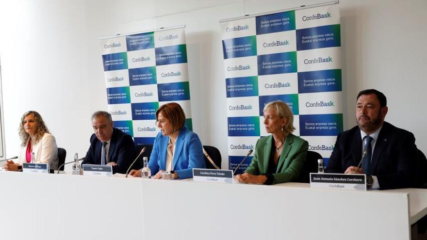 De izquierda a derecha, Isabel Busto, presidenta de Adegi, Eduardo Aretxaga, director general de Confebask, Tamara Yagüe, presidenta de Confebask, Carolina Pérez Toledo, presidenta de Cebek y Juan Antonio Sánchez Corchero, presidente de SEA