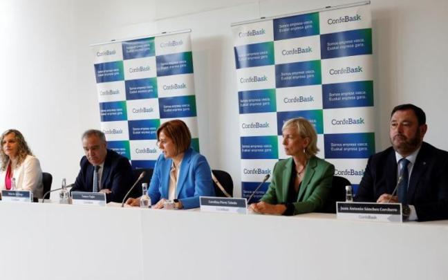 De izquierda a derecha, Isabel Busto, presidenta de Adegi, Eduardo Aretxaga, director general de Confebask, Tamara Yagüe, presidenta de Confebask, Carolina Pérez Toledo, presidenta de Cebek y Juan Antonio Sánchez Corchero, presidente de SEA / Olga Ruiz para Confebask De izquierda a derecha, Isabel Busto, presidenta de Adegi, Eduardo Aretxaga, director general de Confebask, Tamara Yagüe, presidenta de Confebask, Carolina Pérez Toledo, presidenta de Cebek y Juan Antonio Sánchez Corchero, presidente de SEA