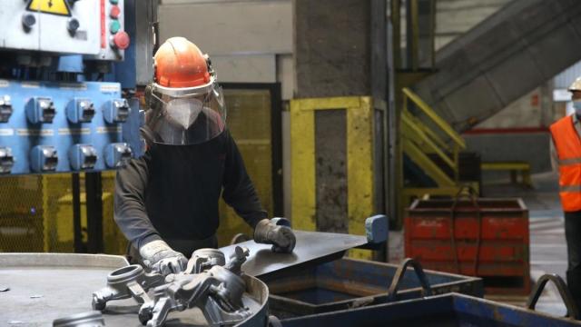 Un trabajador en una planta industrial.