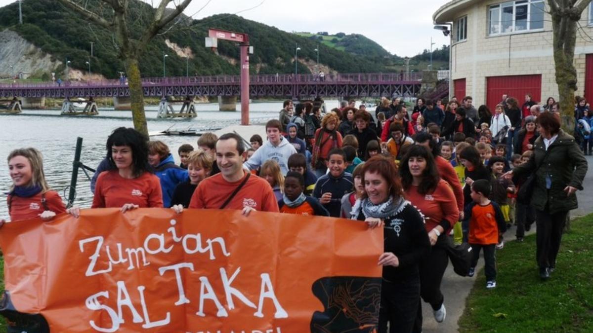 Zumaiarran saltaka euskararen alde.