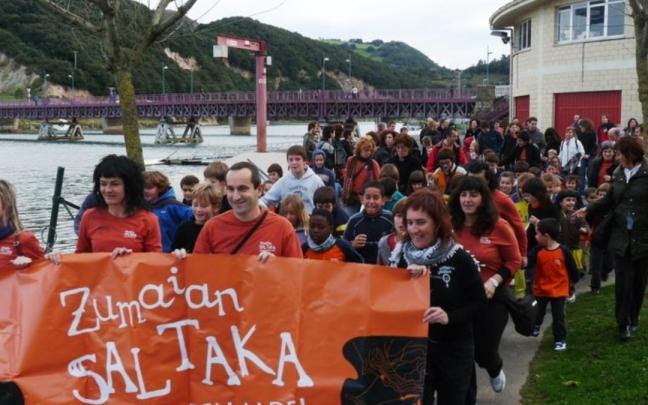 Zumaiarran saltaka euskararen alde.