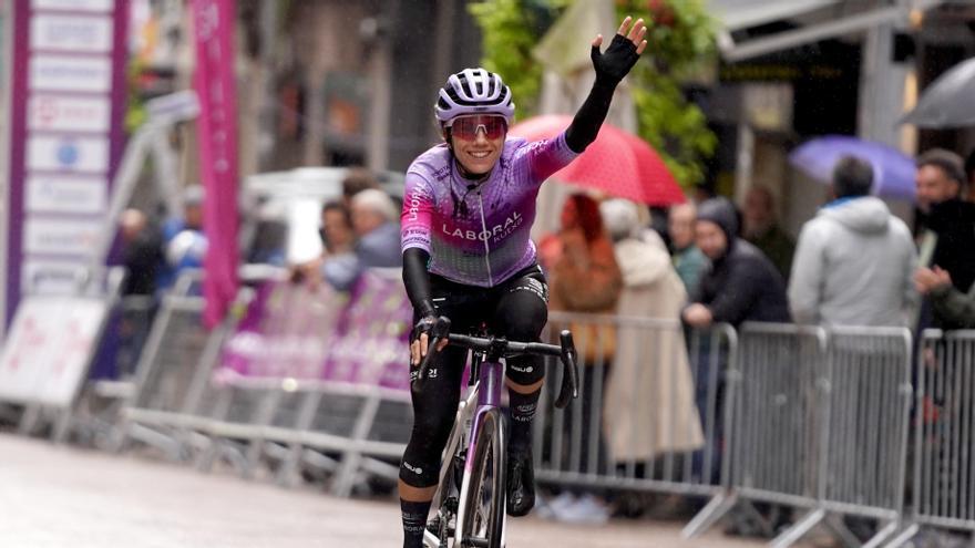 Ane Santesteban saluda a su llegada a meta.
