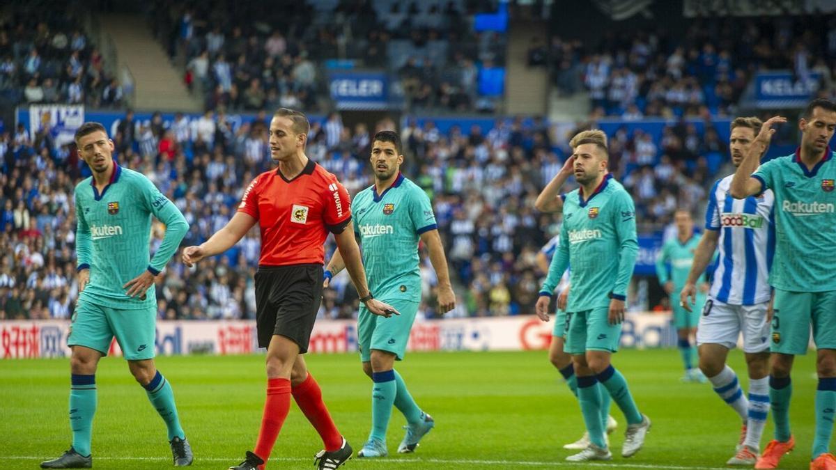 Alberola, tras señalar penalti a favor de la Real durante la visita del Barcelona a Anoeta en la Liga 2019-20 (2-2). / RUBEN PLAZA